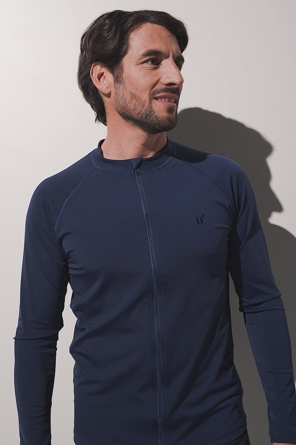 Veste de bain pour homme bleu foncé, idéale pour profiter de l'eau tout en protégeant sa peau (certification UPF 50+)