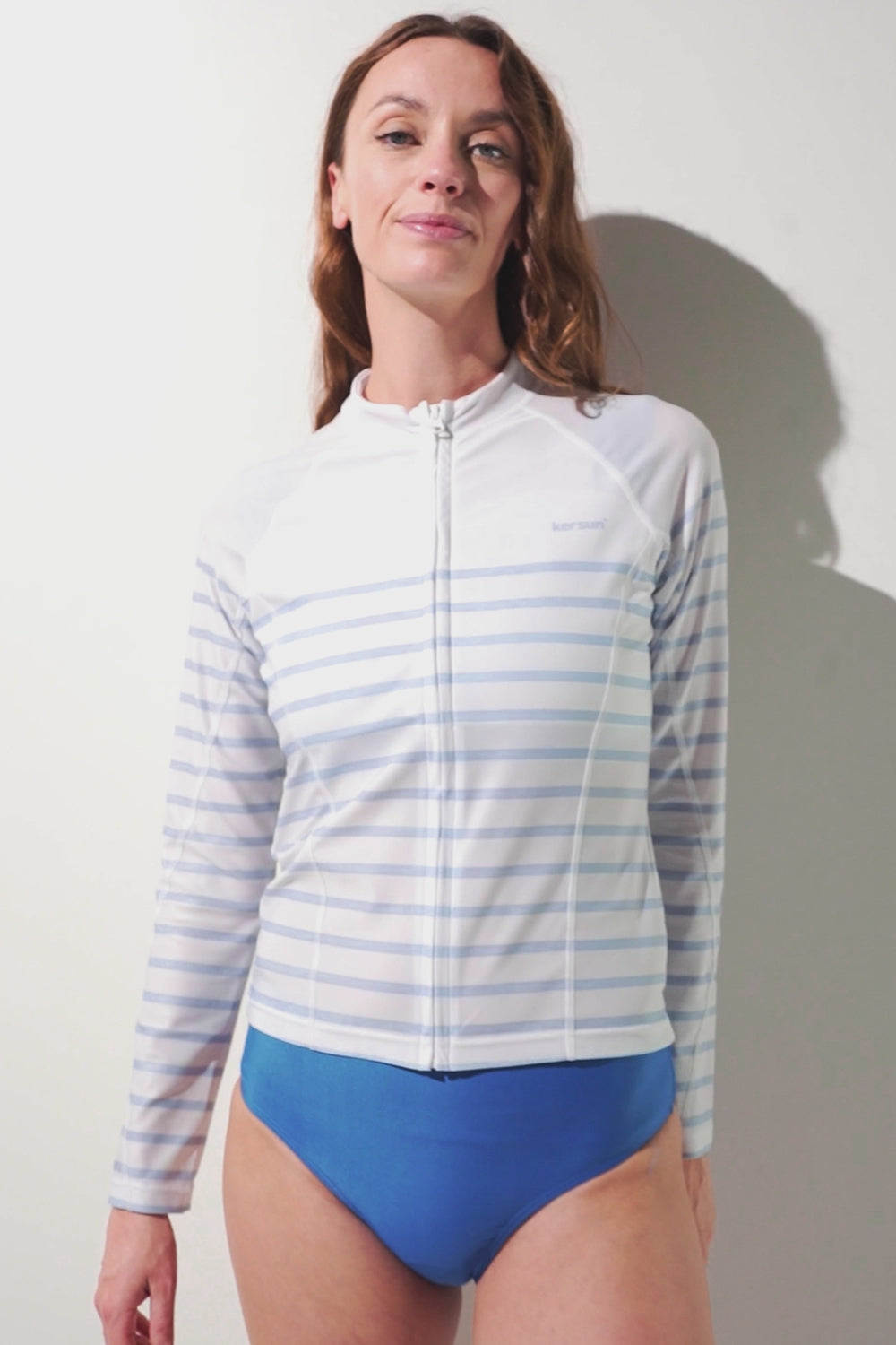 Veste de bain anti-UV - Moorea à rayures bleues pour femme, légère et UPF 50+, idéale pour la plage.