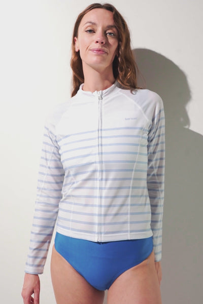 Veste de bain anti-UV - Moorea à rayures bleues pour femme, légère et UPF 50+, idéale pour la plage.