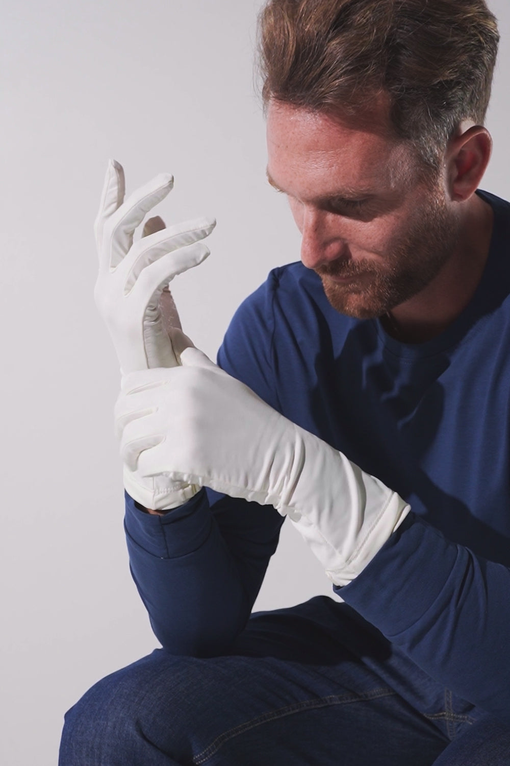 Homme portant des gants anti-UV - Mojave en blanc, protection solaire UPF 50+ pour activités extérieures.