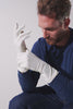Homme portant des gants anti-UV - Mojave en blanc, protection solaire UPF 50+ pour activités extérieures.
