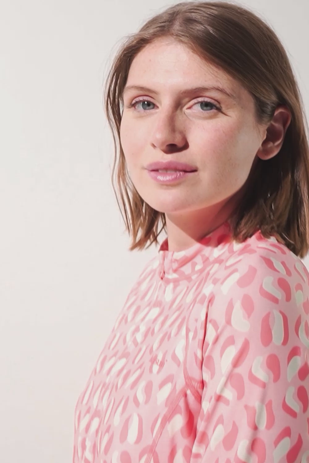 Video laden: UV-Schutzkleidung für Damen, zertifiziert mit UPF 50+ für ausgezeichneten Sonnenschutz