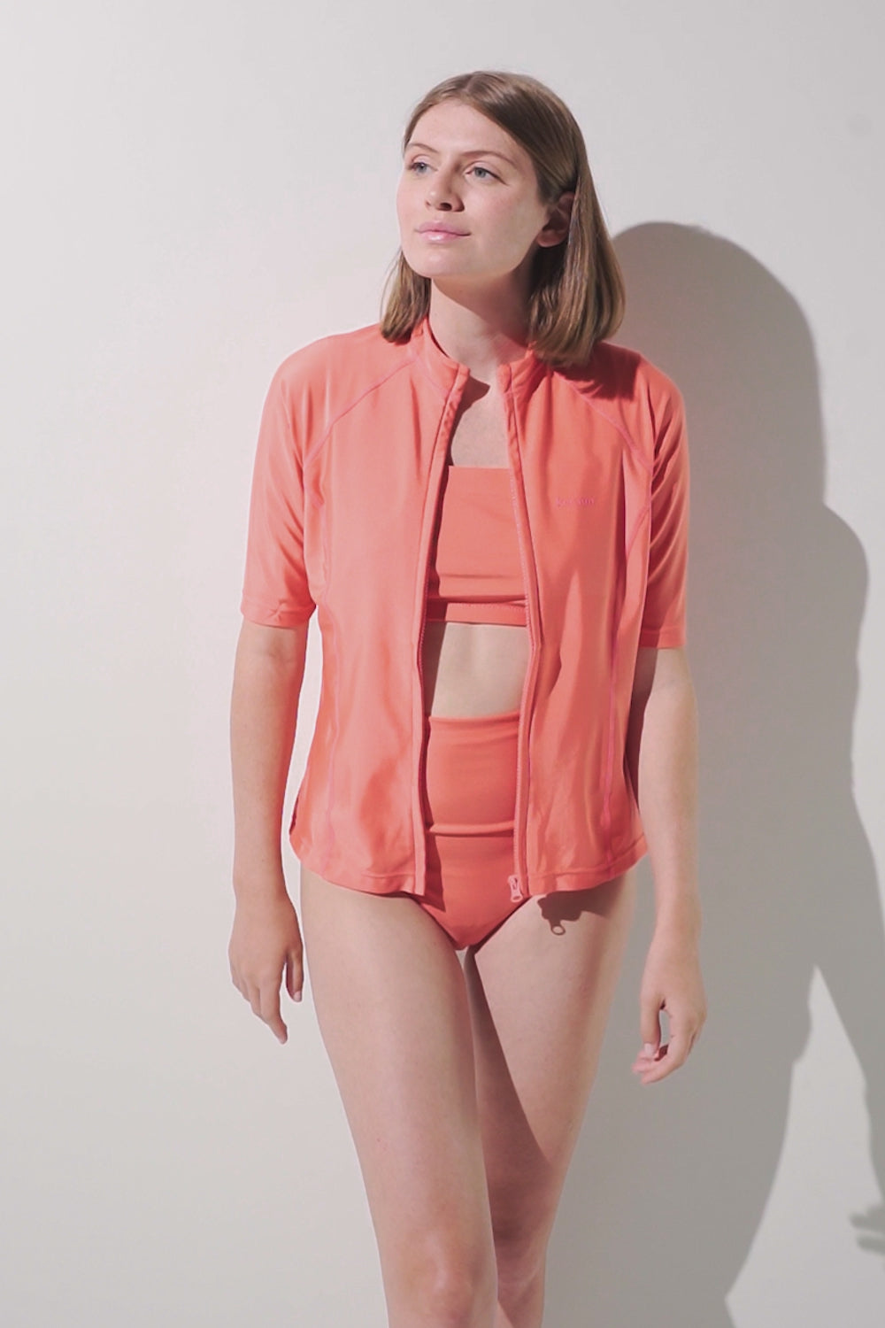 Veste de bain anti-UV - Malta pour femme, couleur corail, légère et respirante, idéale pour la plage.
